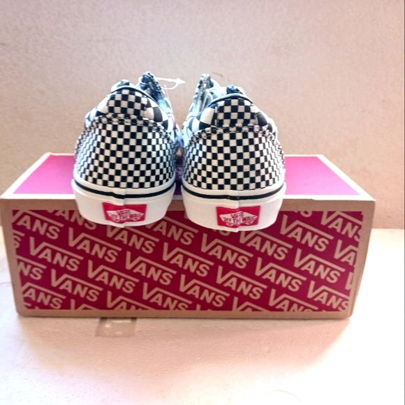 Vans - Picture 3 of 4